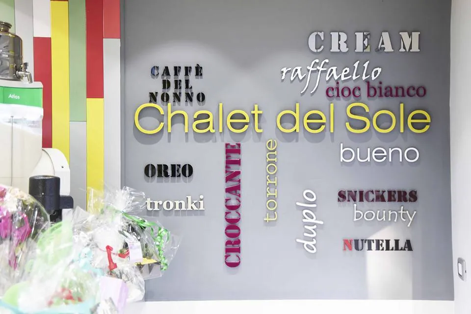 lettere in plexiglas a parete scritte in rilievo personalizzate, applicazione a parete
