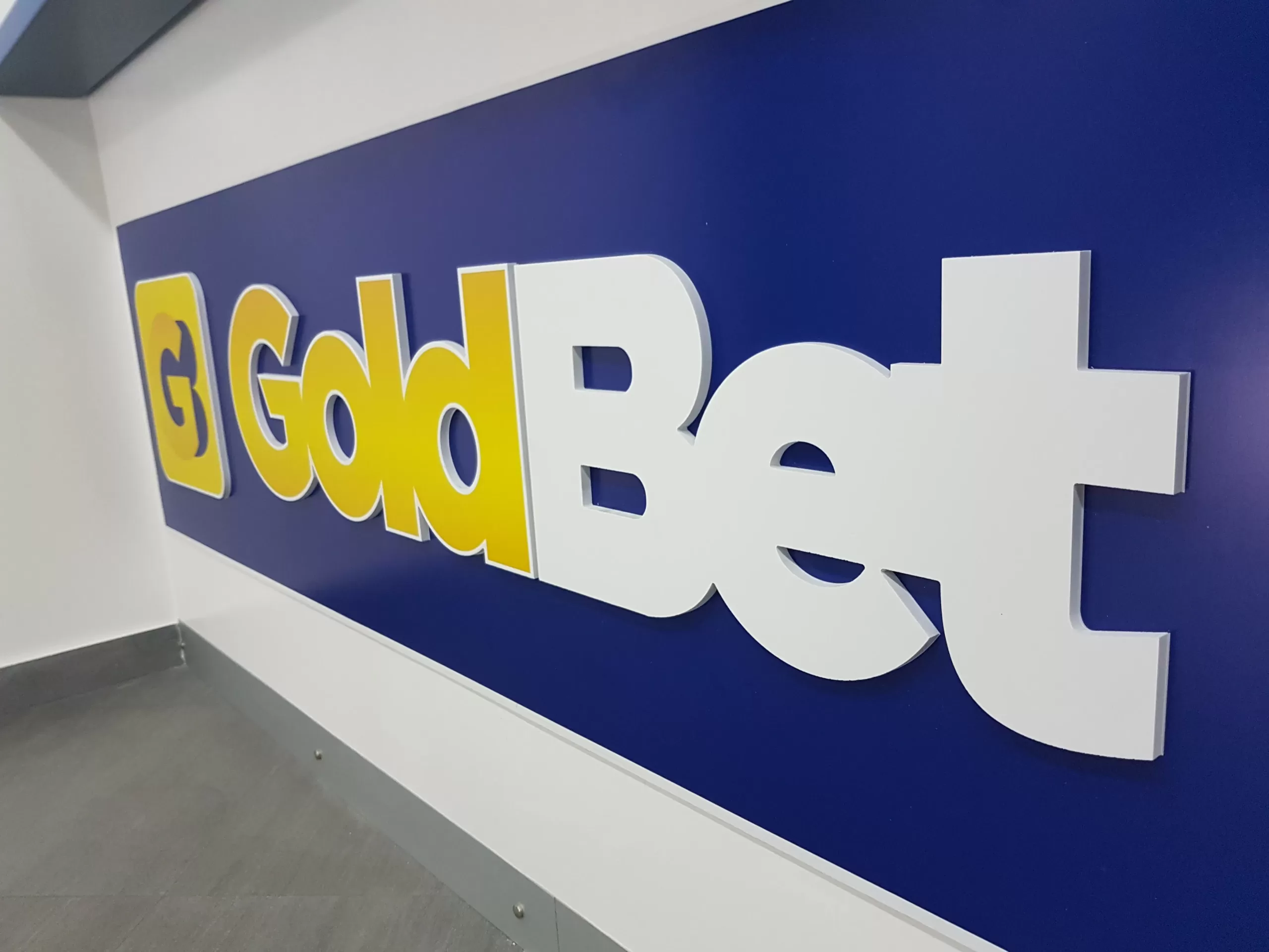 logo centro scommesse in rilievo logo goldbet in rilievo