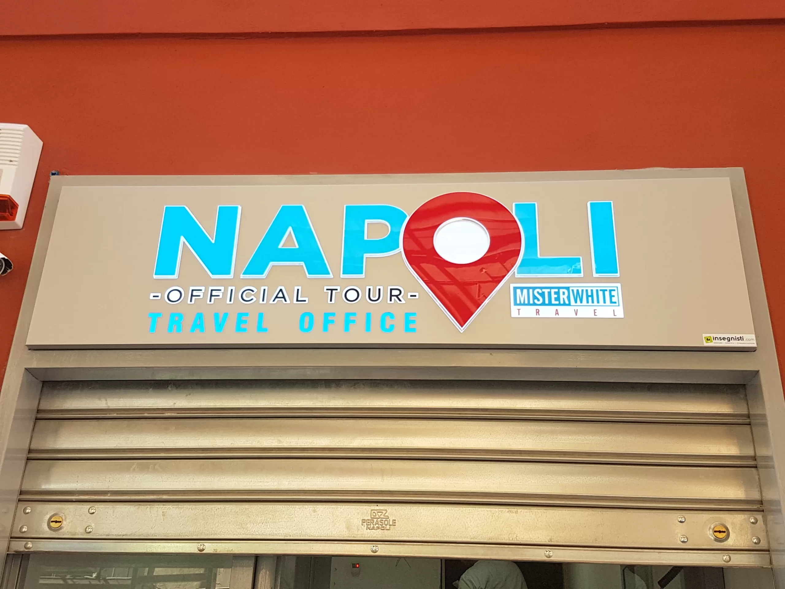 insegne agenzia di viaggi in alluminio silver e diciture in rilievo