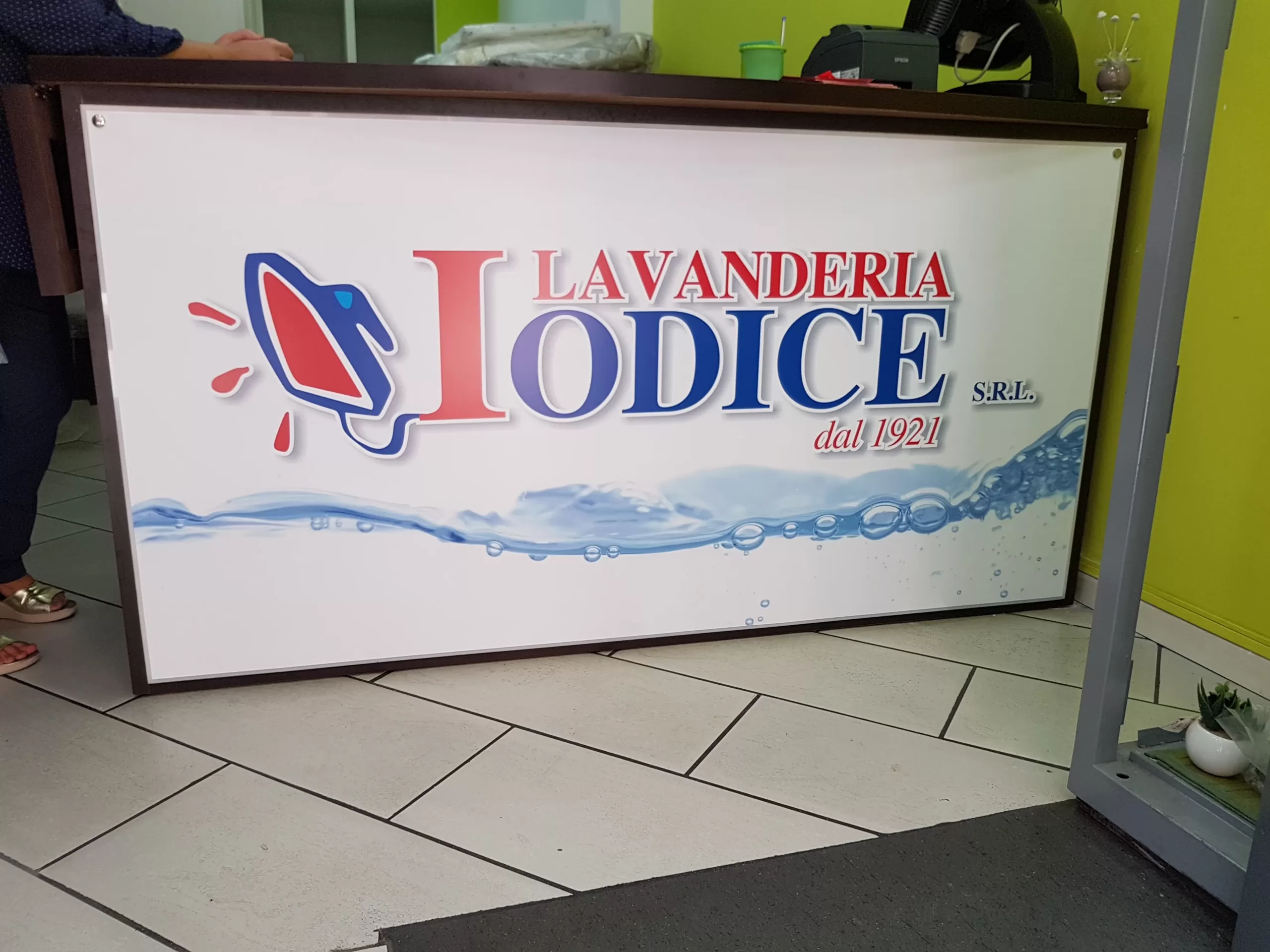 allestimento grafico bancone stampa digitale applicata su pvc
