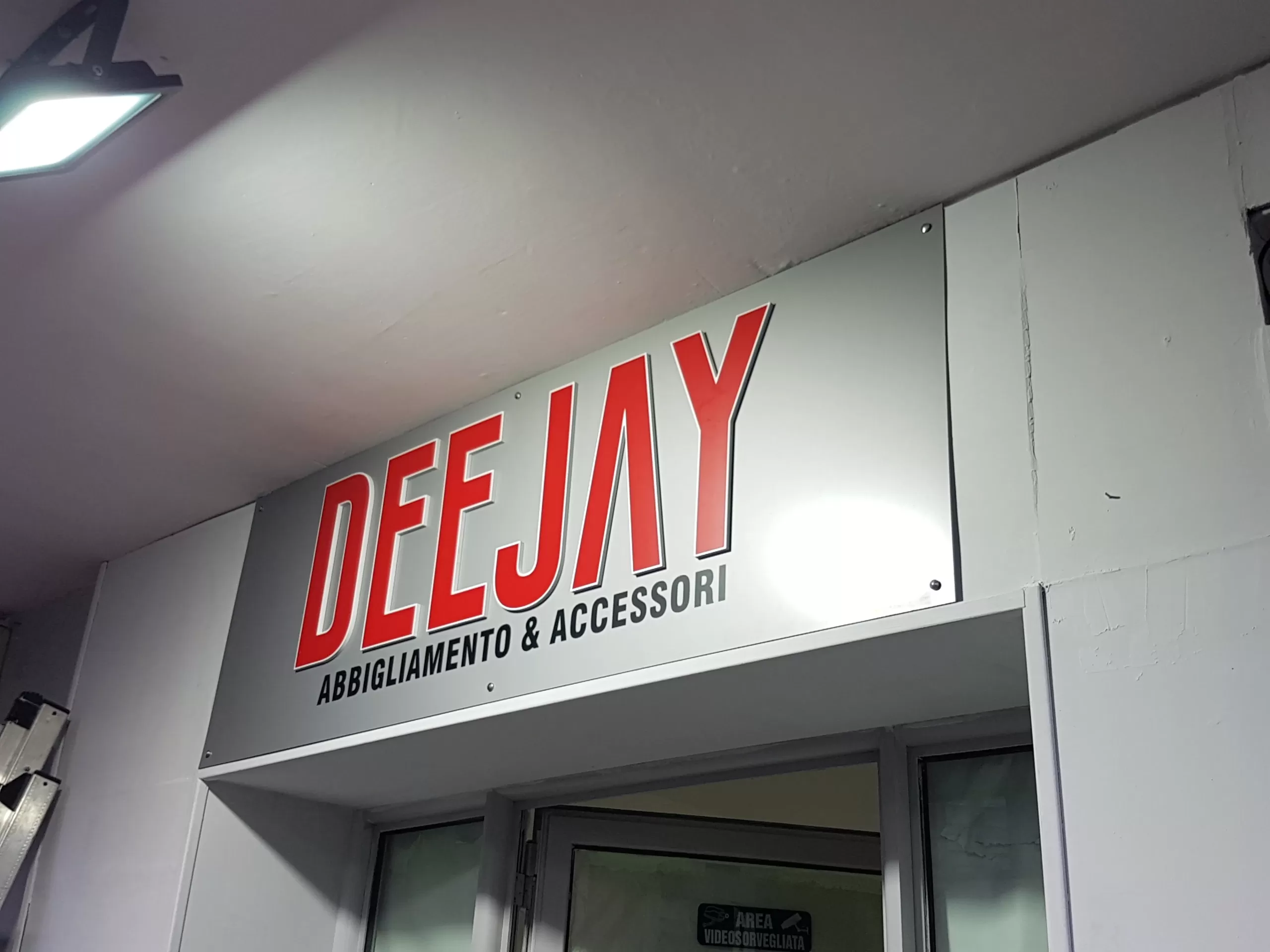 insegna non luminosa negozio insegna non luminosa realizzata in alluminio composito e lettere in rilievo. Negozio abbigliamento