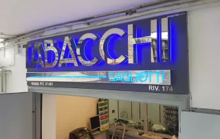 inegne scatolate tabacchi insegna tabacchi a lettere scatolate in acciaio con illuminazione a luce riflessa di colore blu.