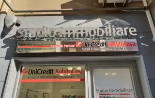 insegna a lettere scatolate Napoli insegna scatolata in alluminio composito a specchio con illuminazione interna a luce riflessa.