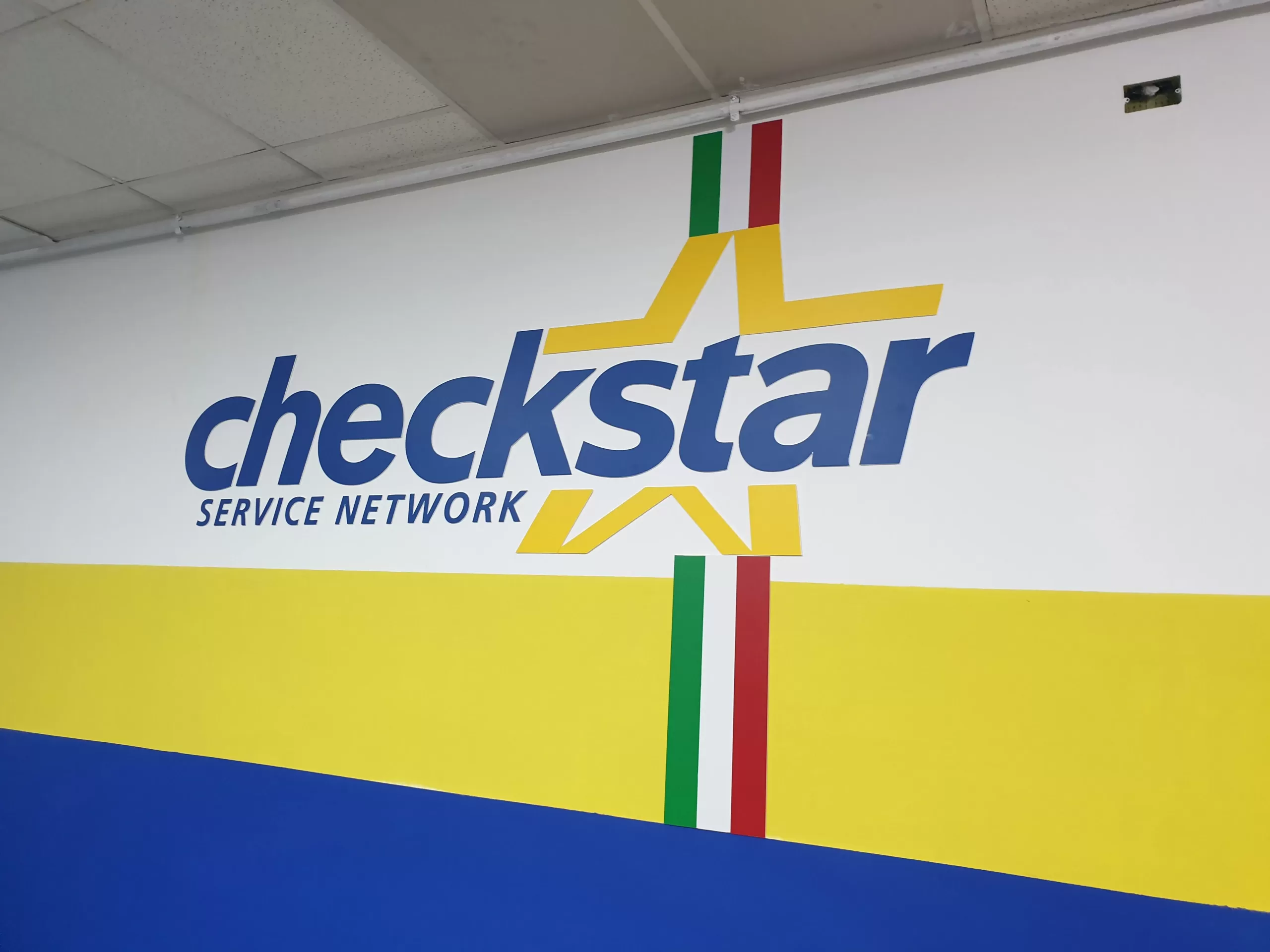 lettere in forex checkstar diciture in PVC applicate a parete per allestimento officina meccanica