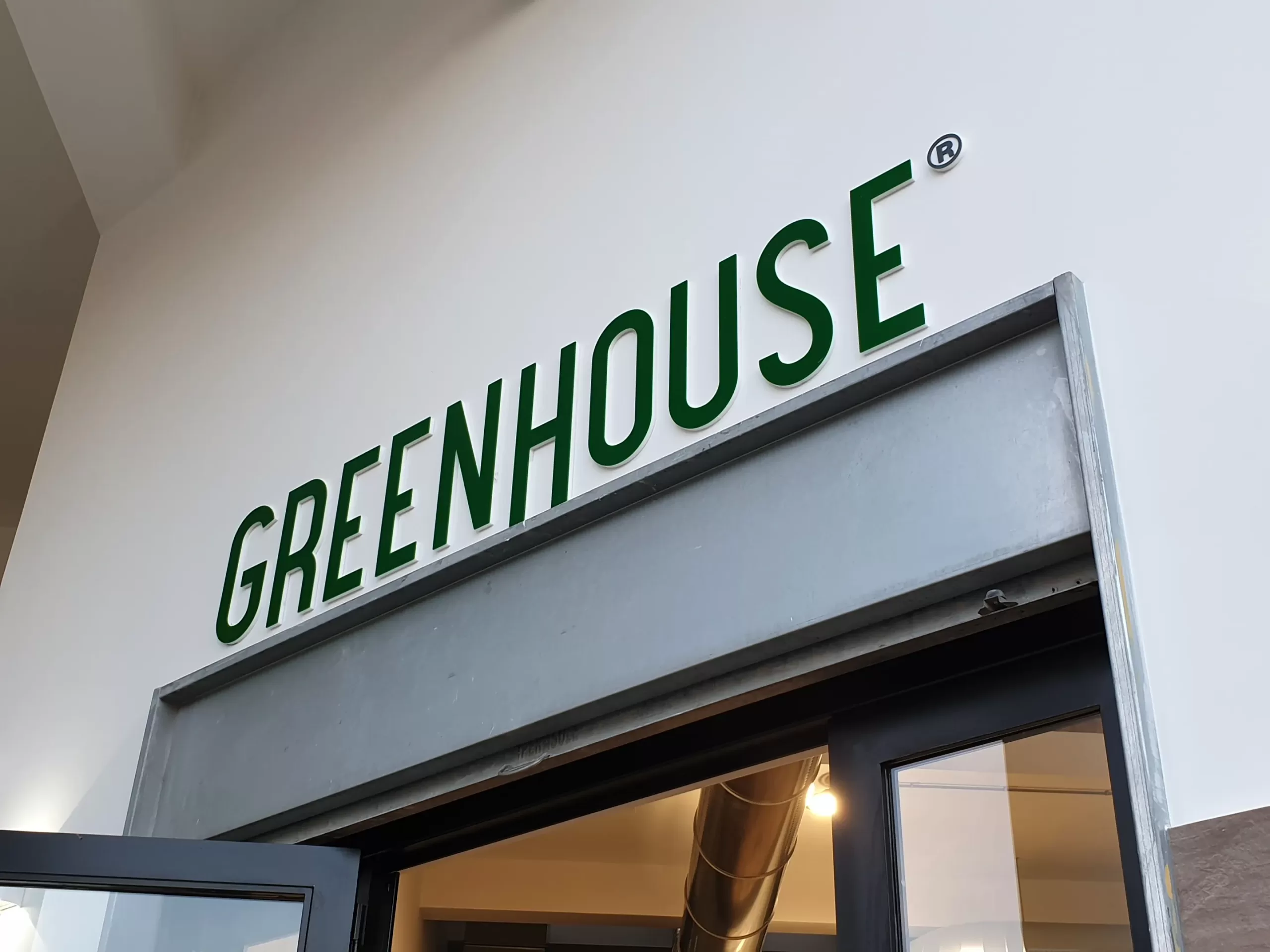 insegna non luminosa ristorazione logo greenhouse realizzato in plexiglas, applicazione a parete