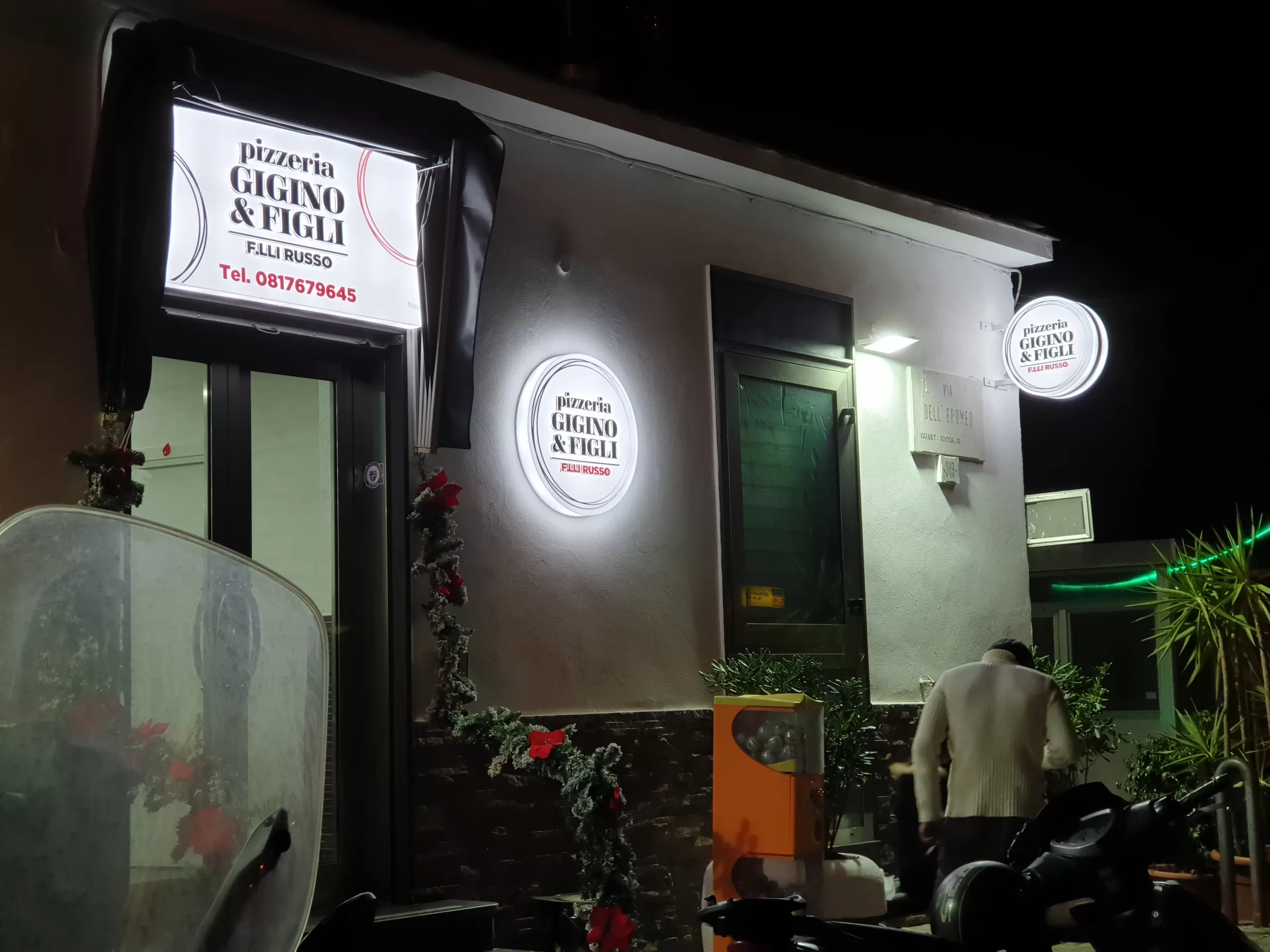 insegne luminose scatolate in plexiglas con illuminazione interna a led. Pizzeria Giggino & figli Napoli