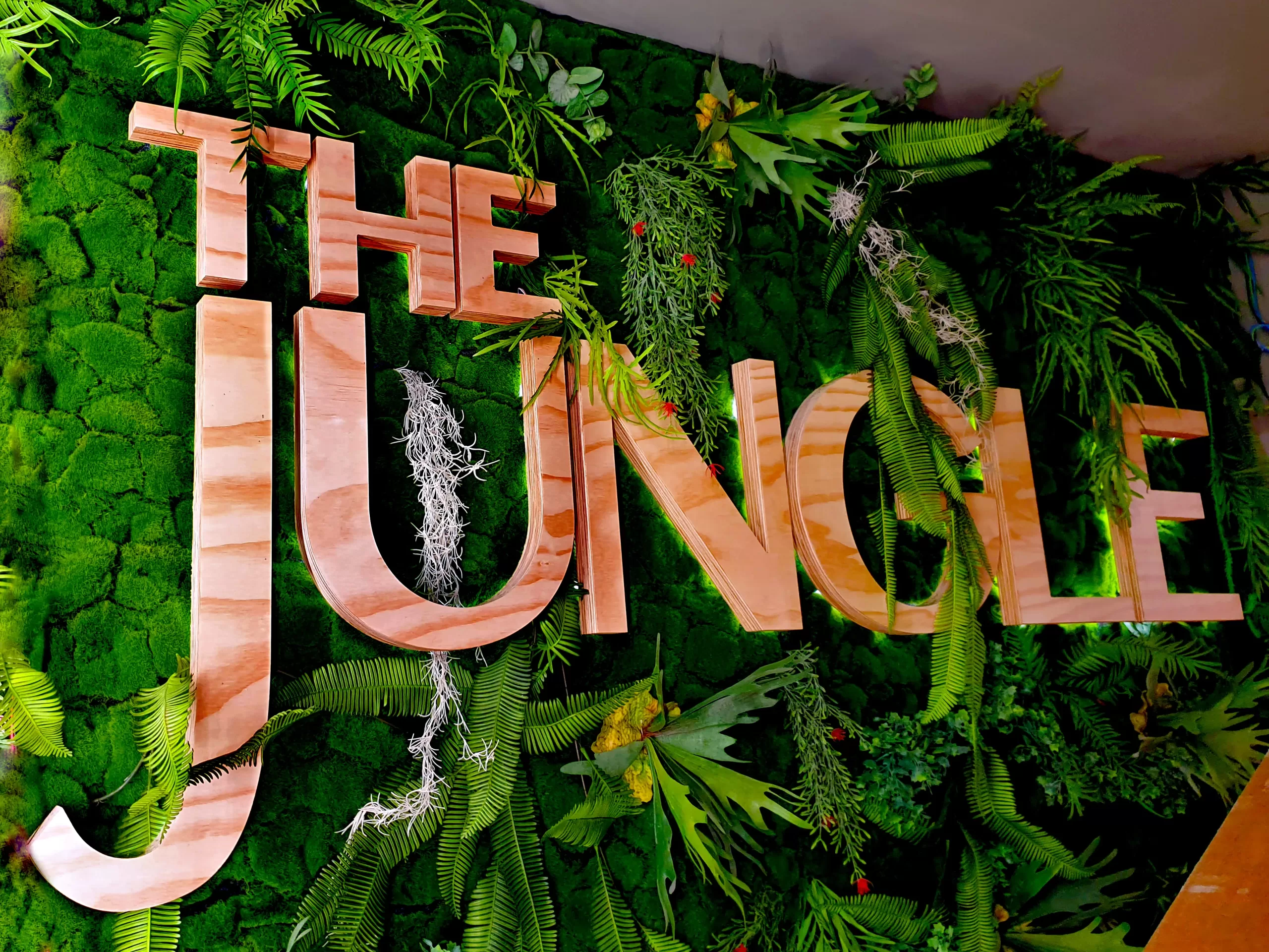 insegna in legno con illuminazione a luce riflessa