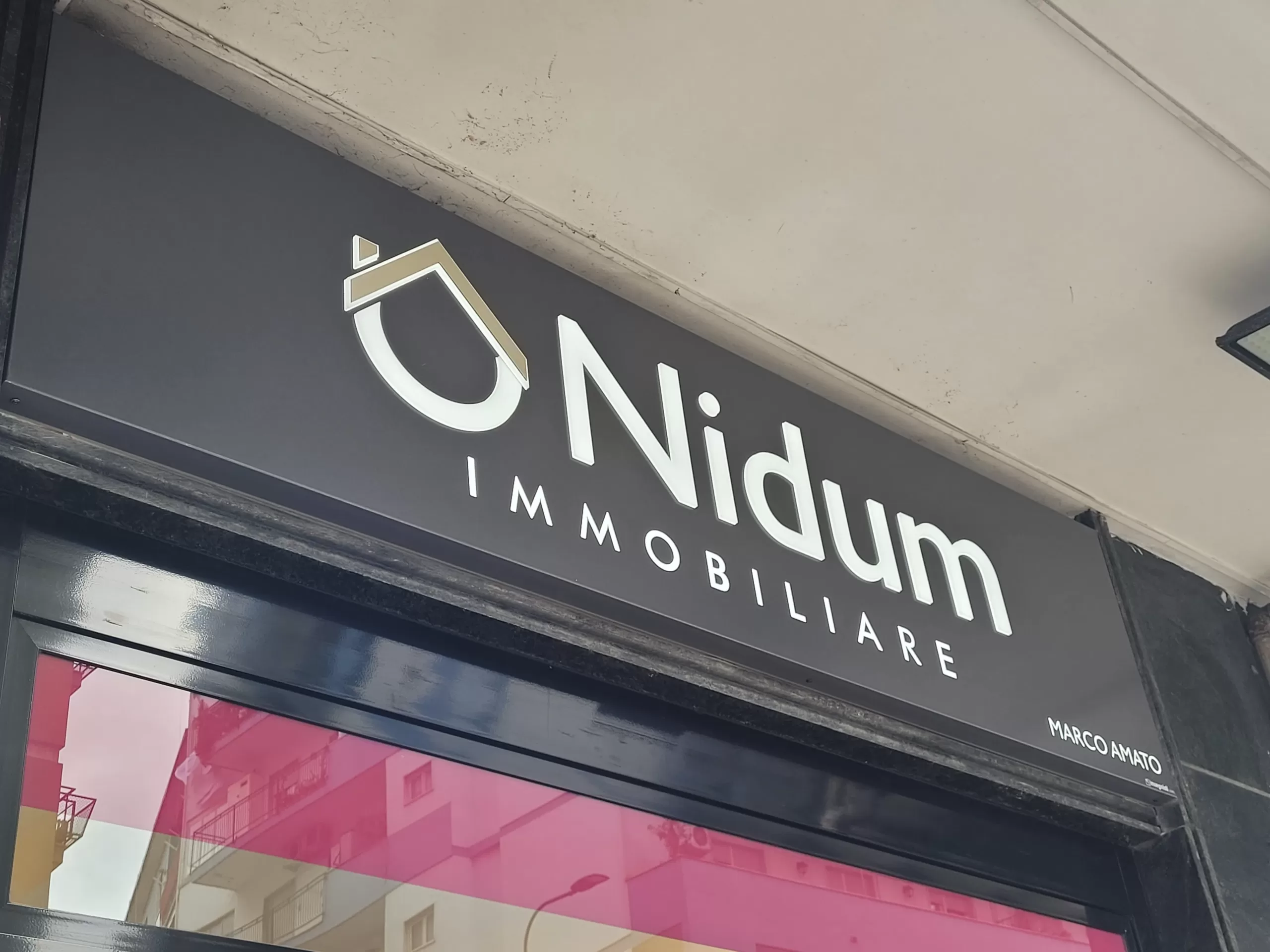 insegne a led napoli, realizzate in alluminio marezzato elogo in masselolo. Agenzia immobiliare vomero