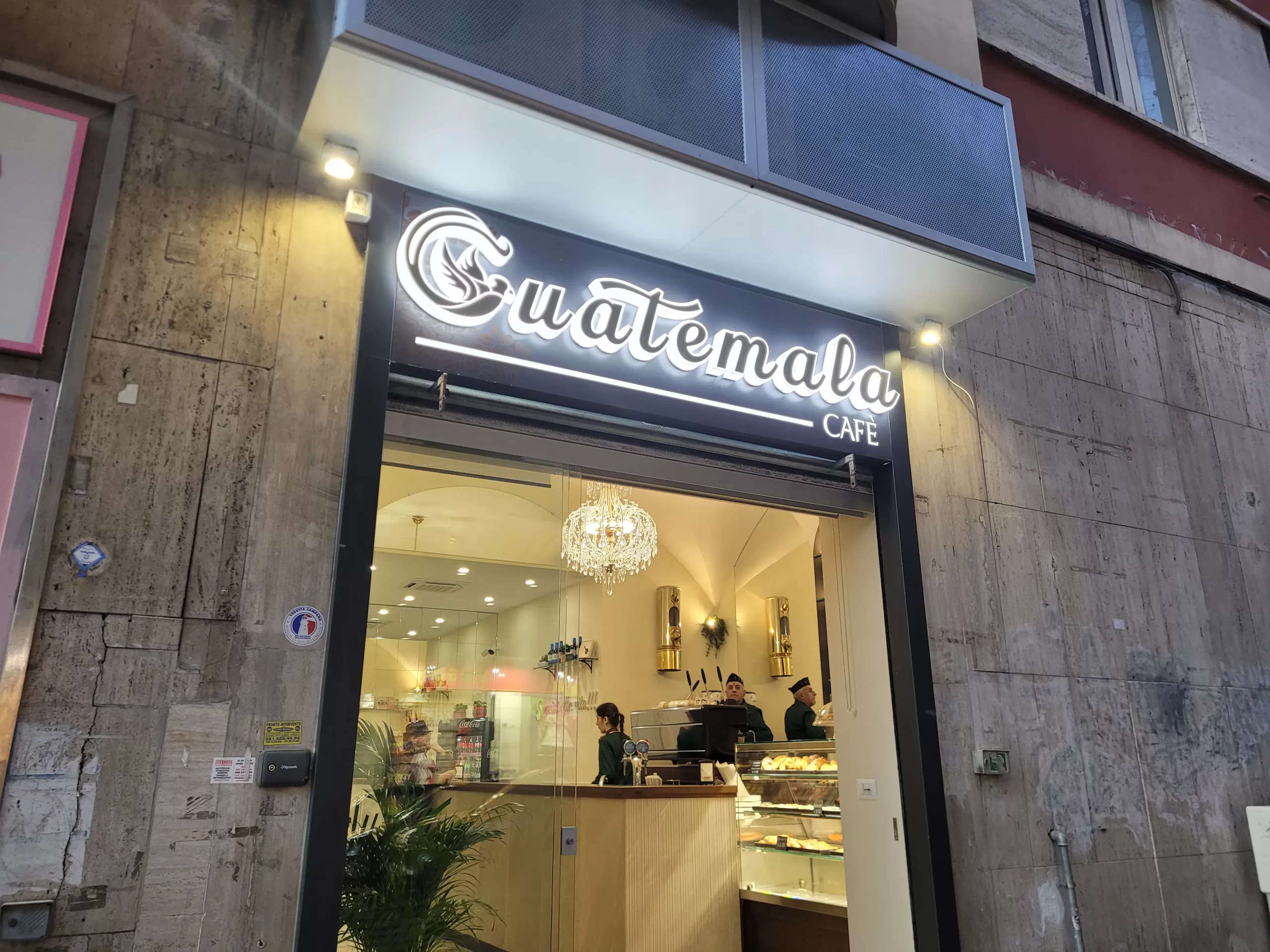 insegna a lettere singole scatolate bar vomero, con illuminazione interna a led