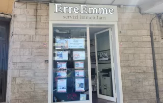 lettere scatolate agenzia immobiliare insegna a lettere scatolate luminose a led realizzata per agenzia immobiliare vomero