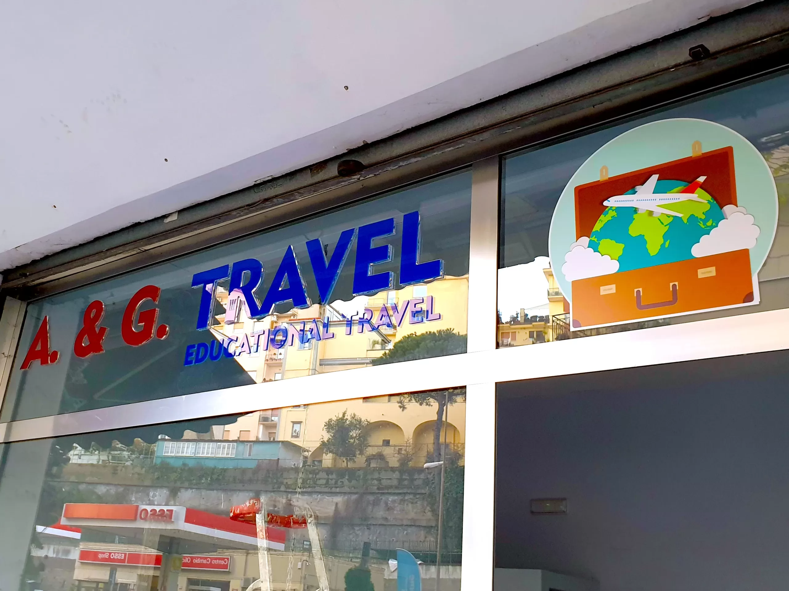 insegna non luminosa applicata su vetro logo in plexiglas applicato si vetro