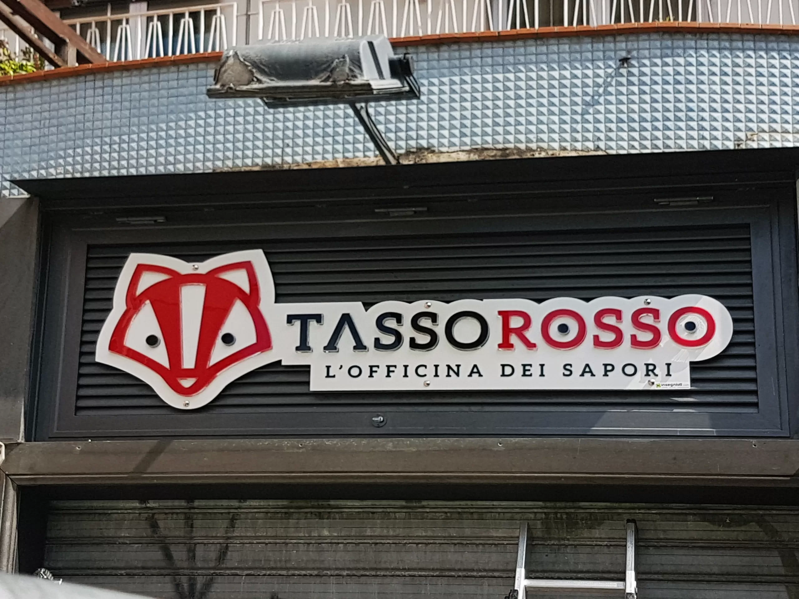 insegna non luminosa con diciture in rilievo targa in plexiglas con diciture in rilievo