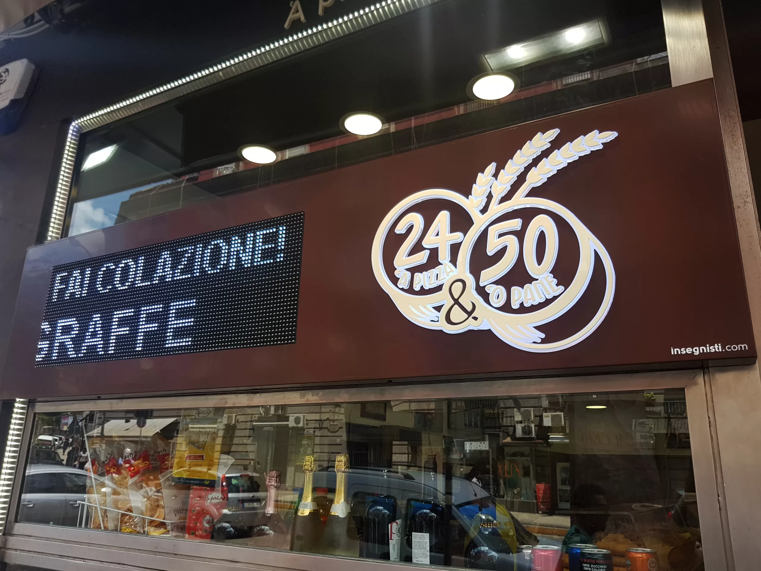 insegna a led con display integrato insegna luminosa panetteria con display