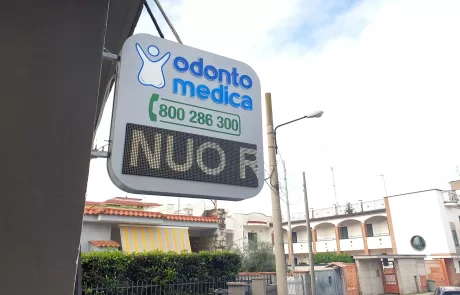 insegna odontoiatra con display insegna luminosa dentista con display