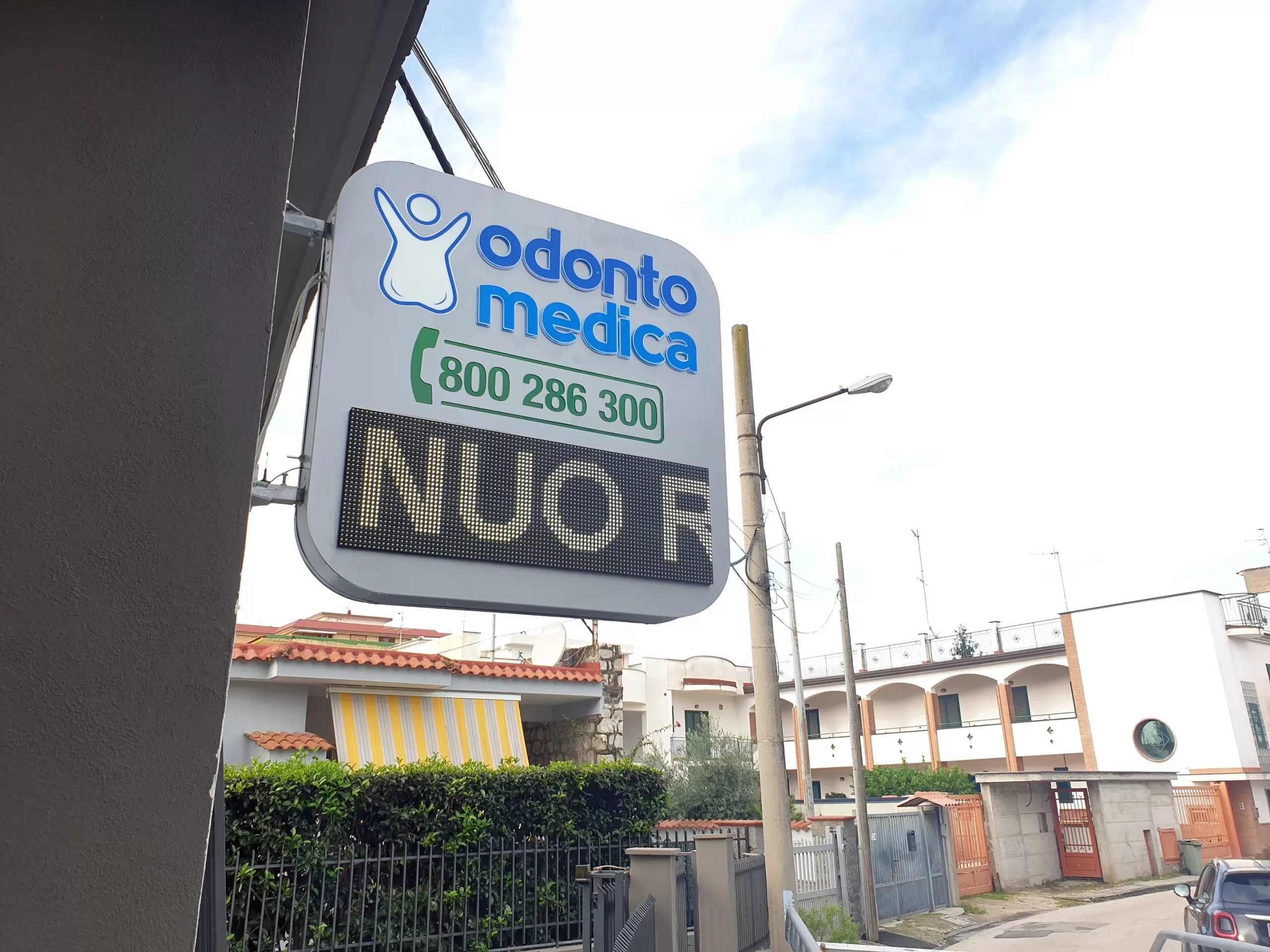 insegna odontoiatra con display insegna luminosa dentista con display