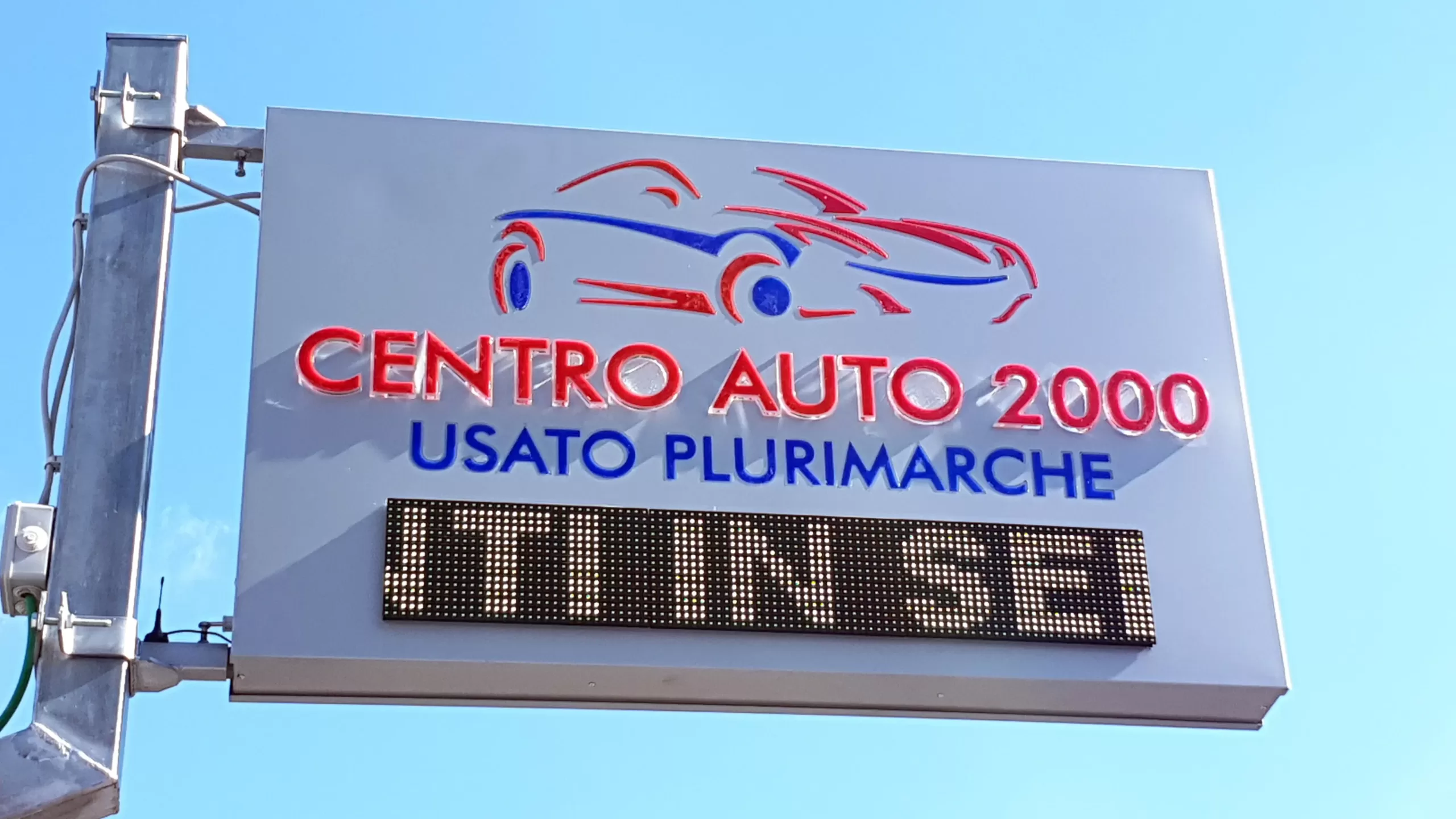 insegna luminosa a led con display insegna a bandiera con display integrato