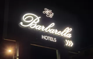 barbarella hotel insegna luminosa a lettere singole scatolate con frontale in plexiglas e costa in alluminio bianco