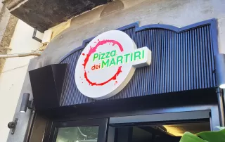 pizza dei martiri insegna scatolata con frontale in plexiglas e costa in alluminio bianco,lettere in rilievo. illuminazione a led